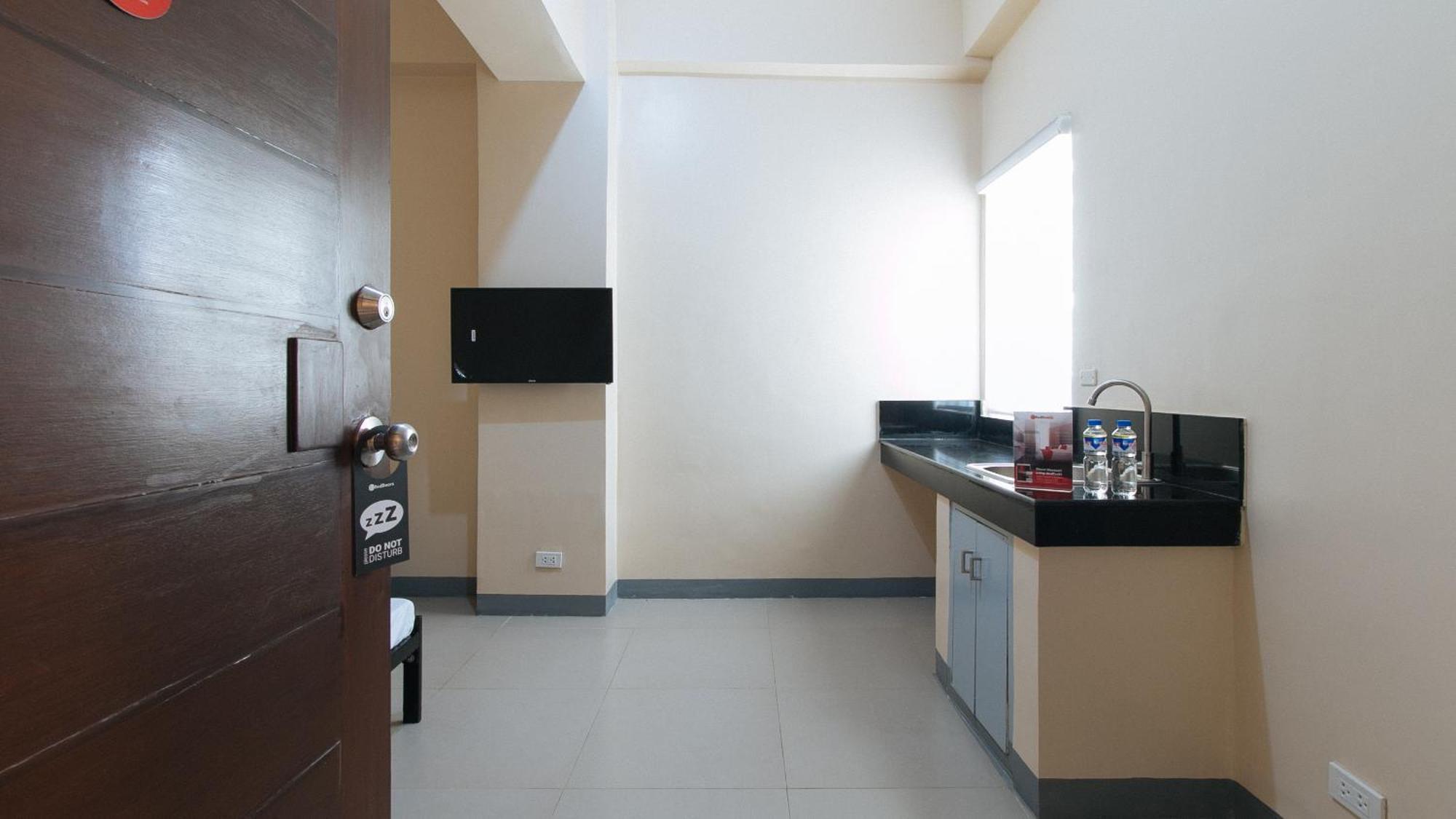Reddoorz Plus @ Torre De Manuel Residences 1 Quezon City Exterior foto
